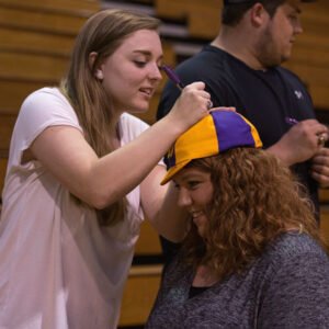 student signing another student's ĵֱ hat