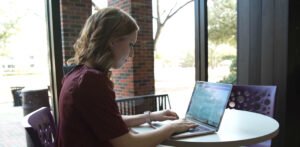 ĵֱ student working on her laptop